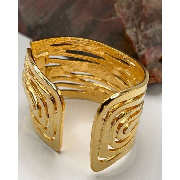 Kenneth Jay Lane Metallic Satin 22k Goldplated Wavy Cutout Wide Cuff - Picture 4 of 11